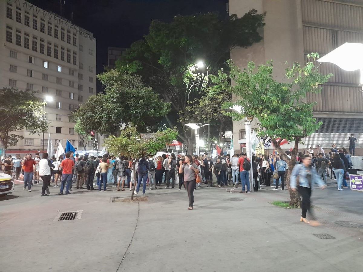 Manifestantes contrários ao reajuste da tarifa de ônibus em BH voltam a ocupar a Praça Sete