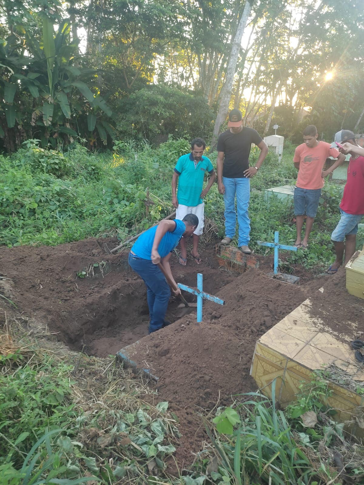 Família é filmada abrindo cova para enterrar parente em Guajará, RO