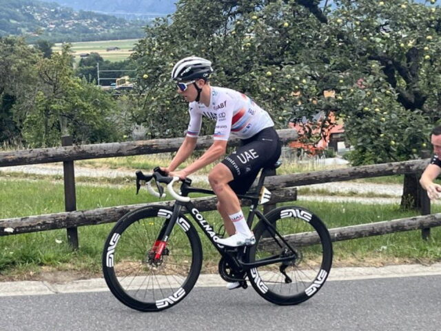 Confirmado! Tadej Pogacar trocará de bicicleta no contra relógio; veja imagens
