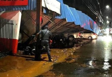 Presidente Venceslau – Chuva forte derruba cobertura do estacionamento de supermercado