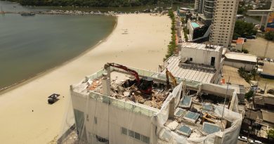 Maior demolição mecânica de prédio residencial no Brasil inicia em Balneário Camboriú