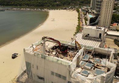 Maior demolição mecânica de prédio residencial no Brasil inicia em Balneário Camboriú