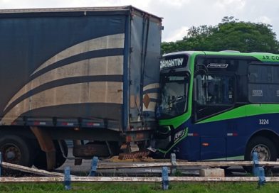 Osvaldo Cruz – Carreta perde freio e atinge ônibus