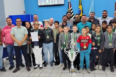 Junqueirópolis – Câmara aprova crédito suplementar, entrega Moção a atletas Sub-11