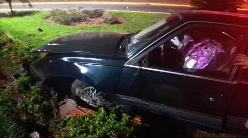 Paulicéia – Idoso fratura pé ao bater carro contra trevo de entrada do município