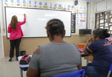 Alfabetização de adultos pode aumentar renda em até 16%, aponta estudo