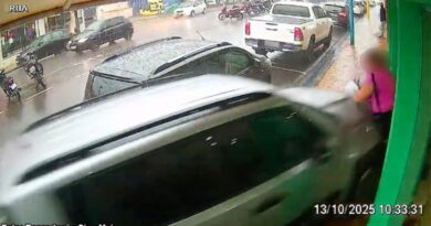 Adamantina – Carro invade calçada e atinge mulher