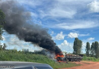 Bastos -Caminhão com carga de papelão pega fogo em estrada rural