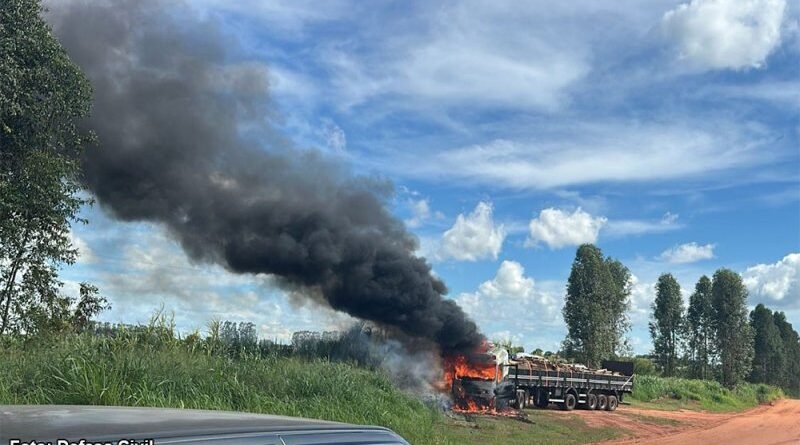 Bastos -Caminhão com carga de papelão pega fogo em estrada rural